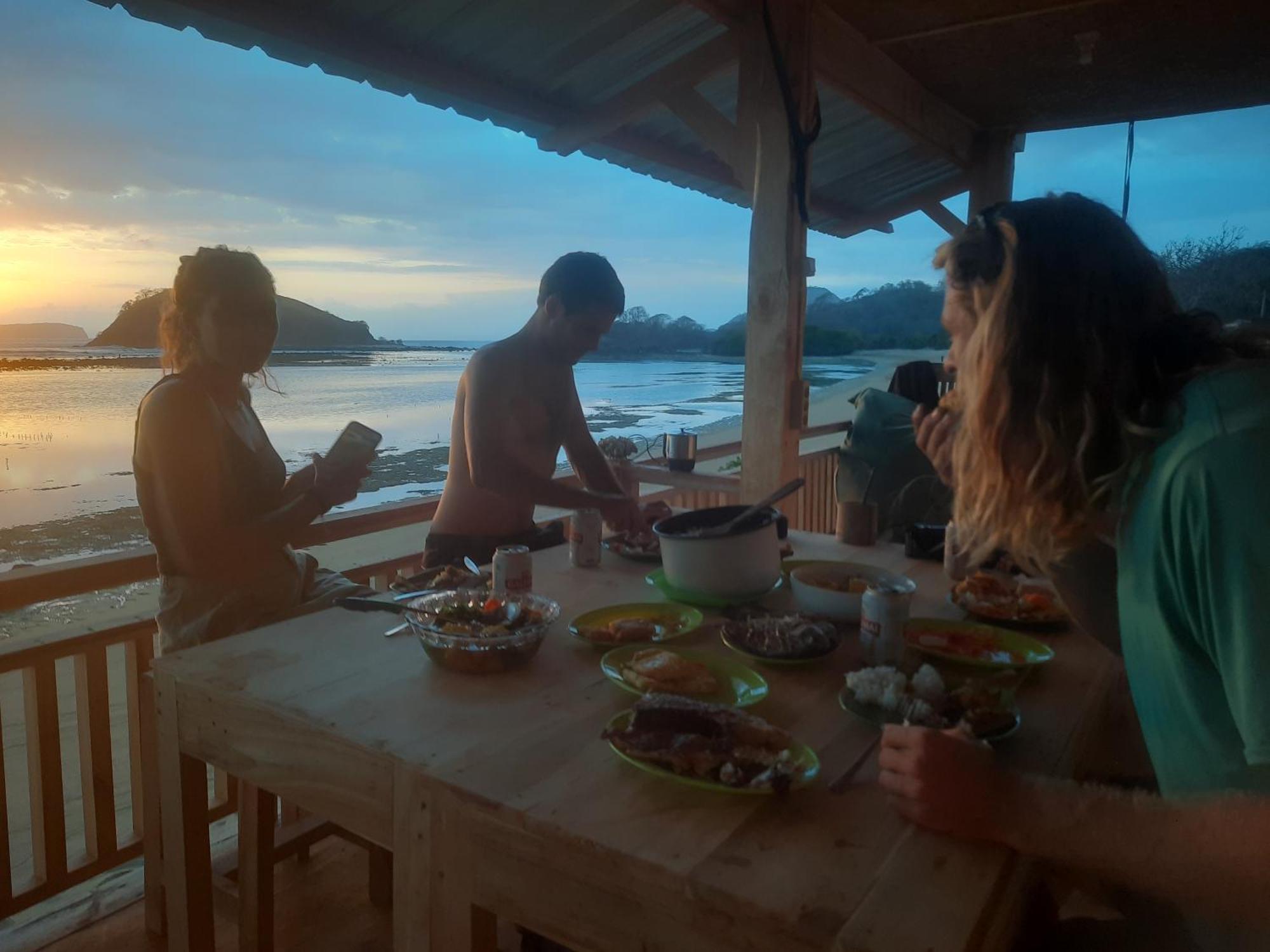Boneputeh Homestay Taliwang Eksteriør billede